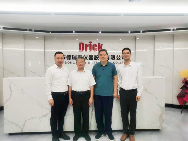 濟南歷下區委統戰部副部長、區工商聯黨組書記楊鋒蒞臨德瑞克考察指導